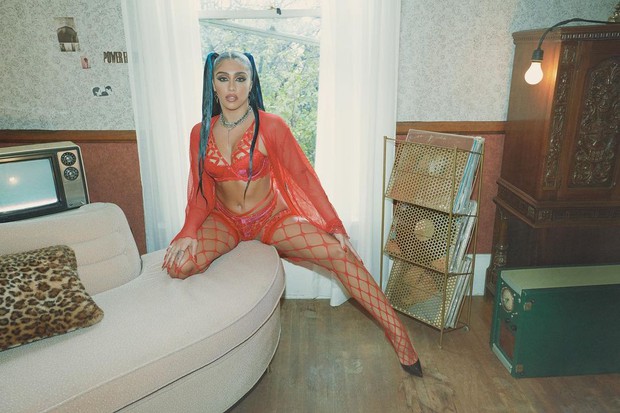 While taking pictures with Rihanna's sidekick, Madonna's daughter takes up all the spotlight!  Hot body, and even this "eye-catching" pose!  - Photo 2.