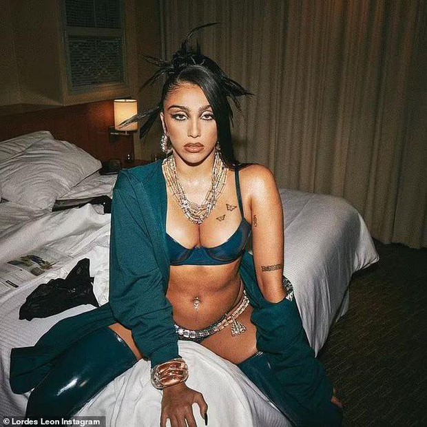 While taking pictures with Rihanna's sidekick, Madonna's daughter takes up all the spotlight!  Hot body, and even this "eye-catching" pose!  - Photo 7.