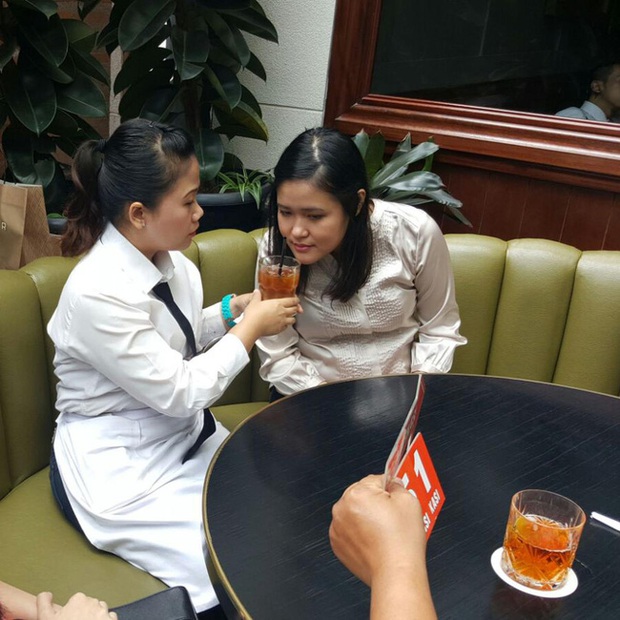 Đang đi uống cà phê, cô gái bỗng lăn đùng ra chết, đoạn camera vạch trần sự thật man rợ đằng sau nụ cười lạnh gáy của hung thủ - Ảnh 4.