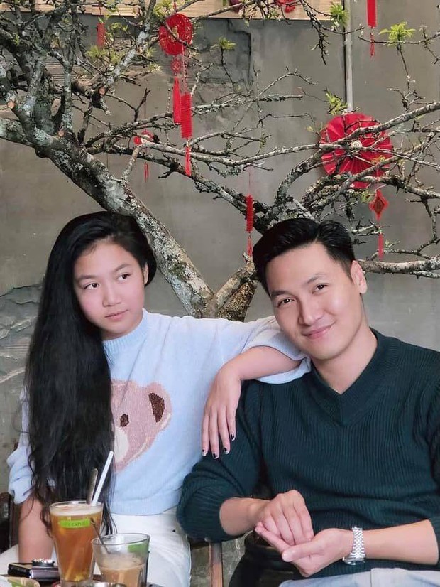 Mạnh Trường dẫn con gái 13 tuổi đi cafe, bé Chíp gây ngỡ ngàng vì vẻ ngoài cao lớn, phổng phao hệt thiếu nữ - Ảnh 1. Mạnh Trường dẫn con gái 13 tuổi đi cafe, bé Chíp gây ngỡ ngàng vì vẻ ngoài cao lớn, phổng phao hệt thiếu nữ - Ảnh 1.