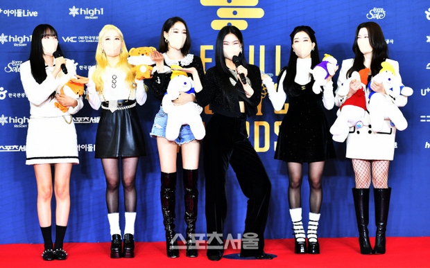 Thảm đỏ Seoul Music Awards: Báu vật Seolhyun o ép vòng 1 chực trào đè bẹp Wendy body thẳng đuột, 1 girlgroup mặc như trẻ mẫu giáo - Ảnh 11.