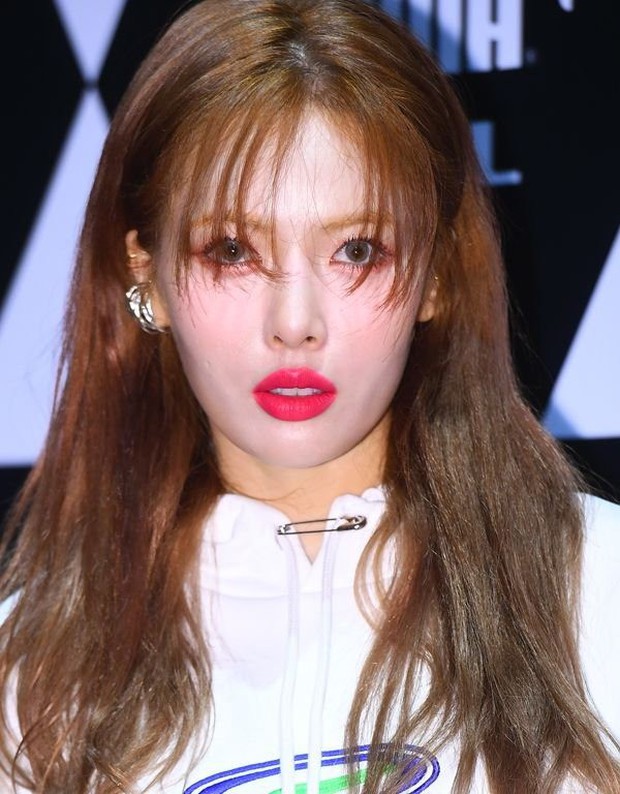 Tá hỏa với 10 thảm họa trang điểm Kpop: MAMAMOO - f(x) mặt trắng bệch như dọa ma, không nhận ra nam thần Kang Daniel - Minho (SHINee) - Ảnh 24. Tá hỏa với 10 thảm họa trang điểm Kpop: MAMAMOO - f(x) mặt trắng bệch như dọa ma, không nhận ra nam thần Kang Daniel - Minho (SHINee) - Ảnh 24.