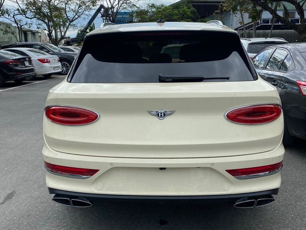 Đại gia Bắc Ninh chơi lớn chi 20 tỷ tậu xe sang Bentley làm quà tặng vợ dịp cuối năm - Ảnh 4. Đại gia Bắc Ninh chơi lớn chi 20 tỷ tậu xe sang Bentley làm quà tặng vợ dịp cuối năm - Ảnh 4.