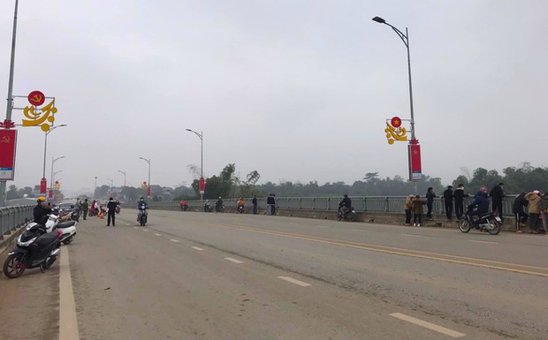 13 cảnh sát và hàng chục người tìm kiếm trên sông, nạn nhân đã ở nhà và đóng cửa - Ảnh 2. 13 cảnh sát và hàng chục người tìm kiếm trên sông, nạn nhân đã ở nhà và đóng cửa - Ảnh 2.