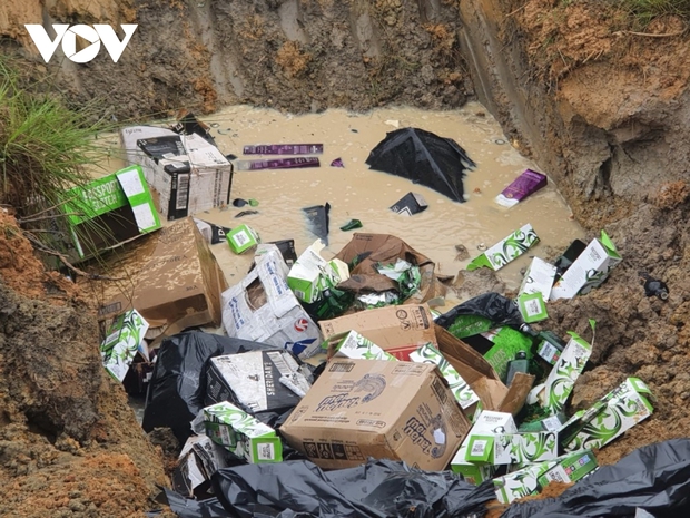 Hàng ngàn chai rượu ngoại Chivas, Ballantines, Macallan… được tiêu hủy ở bãi rác - Ảnh 1.