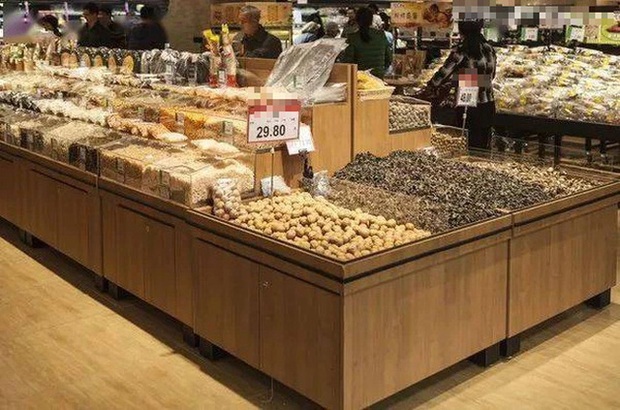 Một nhân viên siêu thị lâu năm đã tiết lộ những món ăn không nên mua khi sắm Tết trong siêu thị - Ảnh 3.