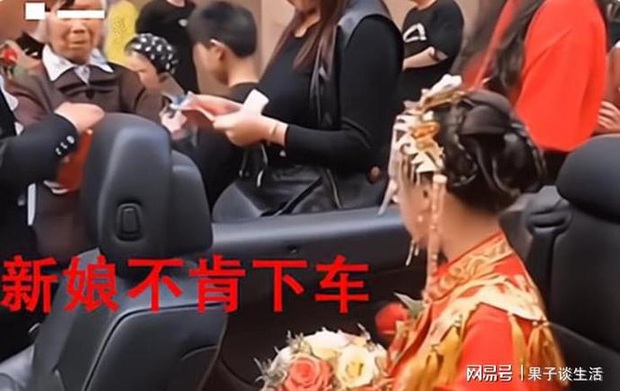 Cô dâu lật mặt đòi 100 triệu mới chịu xuống xe, chú rể bất ngờ làm một việc khiến ai cũng móc túi cho mượn tiền - Ảnh 3.
