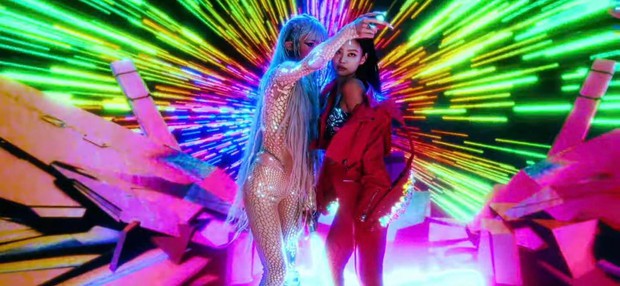 Không để fan chờ lâu nữa, Jennie (BLACKPINK) bất ngờ đánh úp trong teaser của bạn gái cũ tỷ phú Elon Musk rồi đây! - Ảnh 4. Không để fan chờ lâu nữa, Jennie (BLACKPINK) bất ngờ đánh úp trong teaser của bạn gái cũ tỷ phú Elon Musk rồi đây! - Ảnh 4.