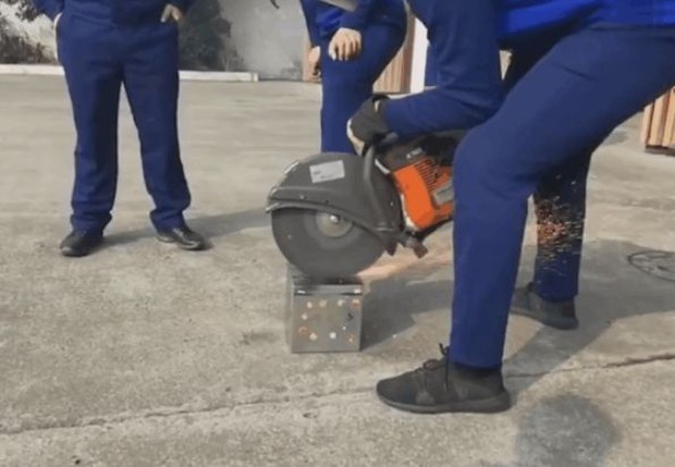 Dọn nhà phát hiện hộp sắt bí ẩn của chồng, vợ phải nhờ cứu hoả mở ra rồi choáng toàn tập với thứ bên trong - Ảnh 1. Dọn nhà phát hiện hộp sắt bí ẩn của chồng, vợ phải nhờ cứu hoả mở ra rồi choáng toàn tập với thứ bên trong - Ảnh 1.