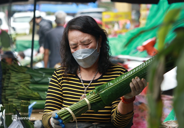 Chợ lá dong lâu đời nhất Hà Nội bất ngờ rơi vào cảnh đìu hiu chưa từng thấy: Ngồi cả buổi tôi mới bán được 1 vài bó - Ảnh 5. Chợ lá dong lâu đời nhất Hà Nội bất ngờ rơi vào cảnh đìu hiu chưa từng thấy: Ngồi cả buổi tôi mới bán được 1 vài bó - Ảnh 5.
