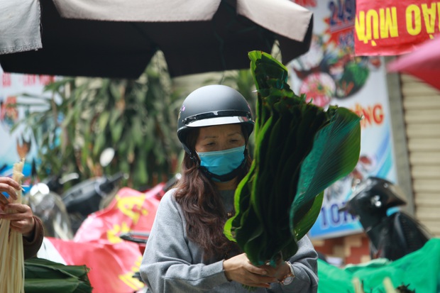 Chợ lá dong lâu đời nhất Hà Nội bất ngờ rơi vào cảnh đìu hiu chưa từng thấy: Ngồi cả buổi tôi mới bán được 1 vài bó - Ảnh 9. Chợ lá dong lâu đời nhất Hà Nội bất ngờ rơi vào cảnh đìu hiu chưa từng thấy: Ngồi cả buổi tôi mới bán được 1 vài bó - Ảnh 9.