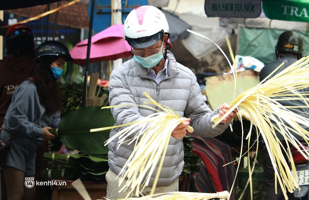 Chợ lá dong lâu đời nhất Hà Nội bất ngờ rơi vào cảnh đìu hiu chưa từng thấy: Ngồi cả buổi tôi mới bán được 1 vài bó - Ảnh 11. Chợ lá dong lâu đời nhất Hà Nội bất ngờ rơi vào cảnh đìu hiu chưa từng thấy: Ngồi cả buổi tôi mới bán được 1 vài bó - Ảnh 11.