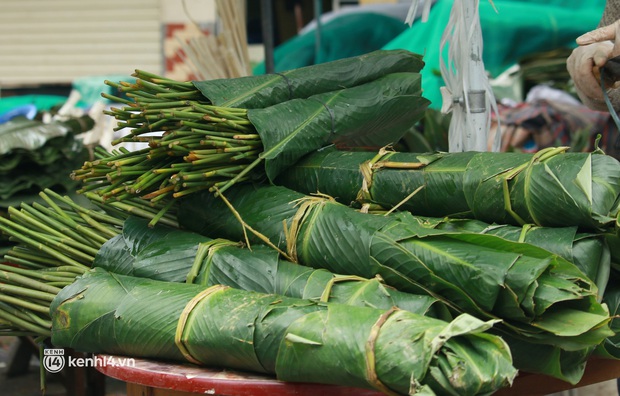 Chợ lá dong lâu đời nhất Hà Nội bất ngờ rơi vào cảnh đìu hiu chưa từng thấy: Ngồi cả buổi tôi mới bán được 1 vài bó - Ảnh 10. Chợ lá dong lâu đời nhất Hà Nội bất ngờ rơi vào cảnh đìu hiu chưa từng thấy: Ngồi cả buổi tôi mới bán được 1 vài bó - Ảnh 10.