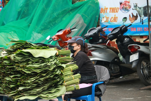 Chợ lá dong lâu đời nhất Hà Nội bất ngờ rơi vào cảnh đìu hiu chưa từng thấy: Ngồi cả buổi tôi mới bán được 1 vài bó - Ảnh 3. Chợ lá dong lâu đời nhất Hà Nội bất ngờ rơi vào cảnh đìu hiu chưa từng thấy: Ngồi cả buổi tôi mới bán được 1 vài bó - Ảnh 3.