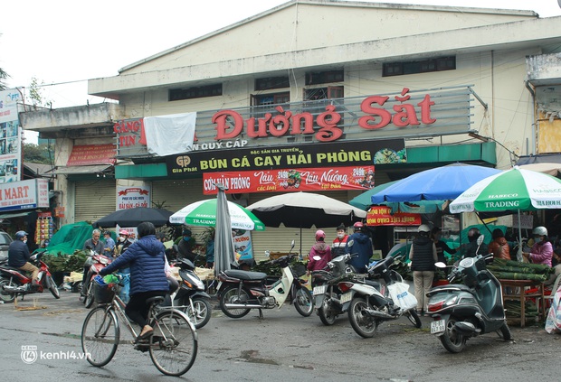 Chợ lá dong lâu đời nhất Hà Nội bất ngờ rơi vào cảnh đìu hiu chưa từng thấy: Ngồi cả buổi tôi mới bán được 1 vài bó - Ảnh 1. Chợ lá dong lâu đời nhất Hà Nội bất ngờ rơi vào cảnh đìu hiu chưa từng thấy: Ngồi cả buổi tôi mới bán được 1 vài bó - Ảnh 1.