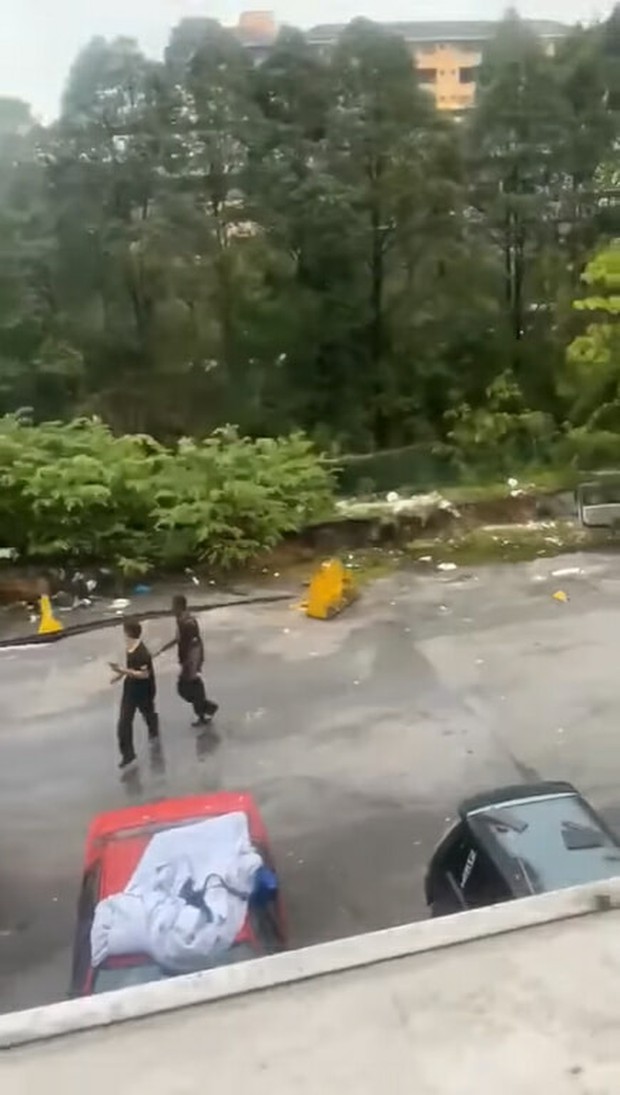 Clip: Đường cao tốc bất ngờ sập do mưa lũ, 5 chiếc ô tô rơi thẳng xuống cống ngầm tại Indonesia - Ảnh 3. Clip: Đường cao tốc bất ngờ sập do mưa lũ, 5 chiếc ô tô rơi thẳng xuống cống ngầm tại Indonesia - Ảnh 3.
