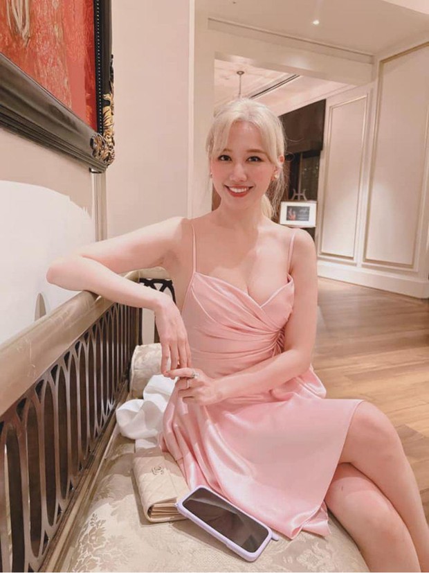 Sao Việt rục rịch thay ngói trước Tế: Nhìn mãi không ra màu nhuộm của Ngọc Trinh, chóng vánh nhất là tóc Hari Won - Ảnh 4. Sao Việt rục rịch thay ngói trước Tế: Nhìn mãi không ra màu nhuộm của Ngọc Trinh, chóng vánh nhất là tóc Hari Won - Ảnh 4.