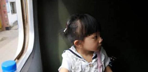 Gặp hai mẹ con về quê ăn Tết, nữ tiếp viên báo ngay cảnh sát khi nhận được 1 thứ từ bé gái - Ảnh 1. Gặp hai mẹ con về quê ăn Tết, nữ tiếp viên báo ngay cảnh sát khi nhận được 1 thứ từ bé gái - Ảnh 1.