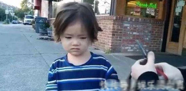 Thấy tóc con gái bù xù, ông bố cầm kéo lên cắt lại cho gọn, ai ngờ thành quả làm cô bé muốn khóc thét - Ảnh 3. Thấy tóc con gái bù xù, ông bố cầm kéo lên cắt lại cho gọn, ai ngờ thành quả làm cô bé muốn khóc thét - Ảnh 3.
