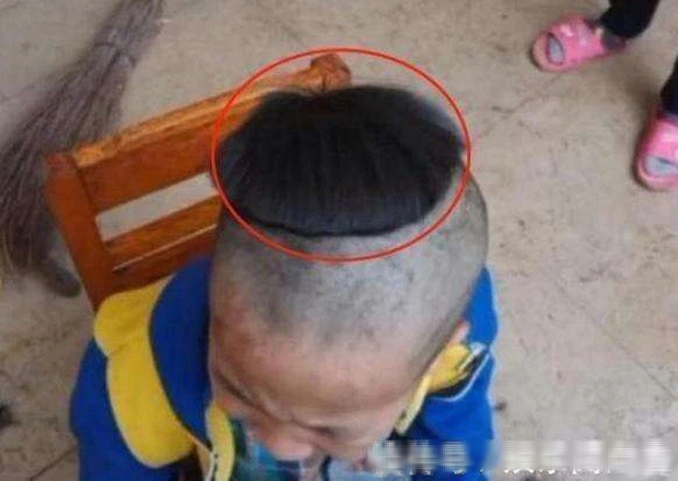 Thấy tóc con gái bù xù, ông bố cầm kéo lên cắt lại cho gọn, ai ngờ thành quả làm cô bé muốn khóc thét - Ảnh 4. Thấy tóc con gái bù xù, ông bố cầm kéo lên cắt lại cho gọn, ai ngờ thành quả làm cô bé muốn khóc thét - Ảnh 4.