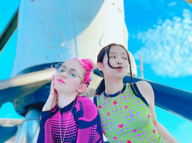 Không để fan chờ lâu nữa, Jennie (BLACKPINK) bất ngờ đánh úp trong teaser của bạn gái cũ tỷ phú Elon Musk rồi đây! - Ảnh 5. Không để fan chờ lâu nữa, Jennie (BLACKPINK) bất ngờ đánh úp trong teaser của bạn gái cũ tỷ phú Elon Musk rồi đây! - Ảnh 5.