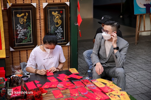 Người TP.HCM đổ xô đi chụp ảnh Tết đông như trẩy hội: Trai xinh gái đẹp lên đồ siêu chặt chém, thần thái không đùa được đâu! - Ảnh 21. Người TP.HCM đổ xô đi chụp ảnh Tết đông như trẩy hội: Trai xinh gái đẹp lên đồ siêu chặt chém, thần thái không đùa được đâu! - Ảnh 21.