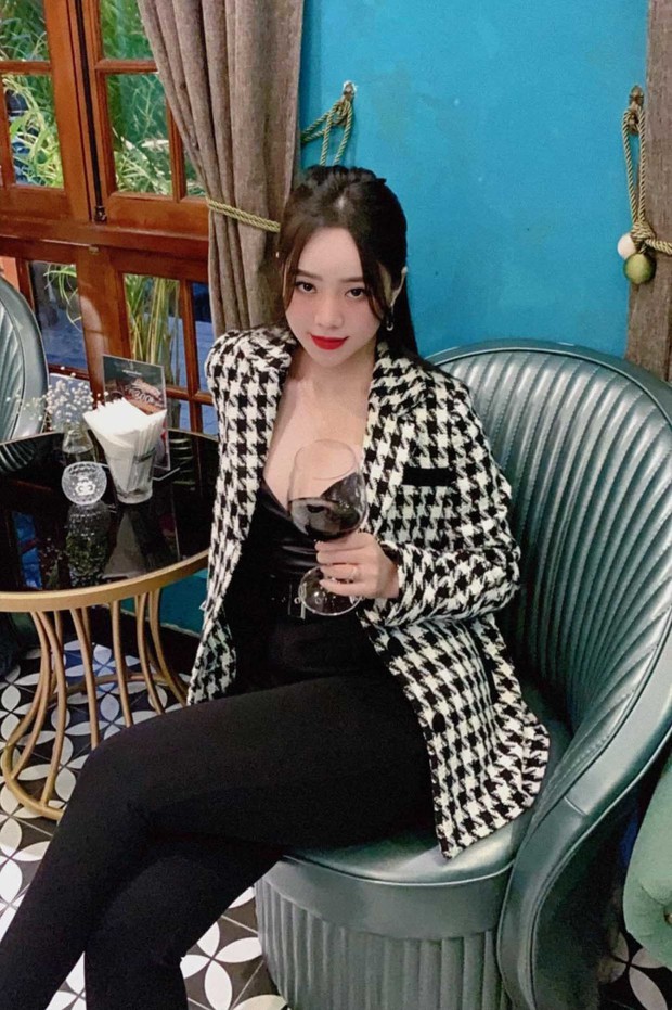 4 mỹ nhân mặc đồ công sở đẹp nhất phim Việt: Huyền Lizzie quá sang nhưng số 2 mới làm bật tính cách nhân vật - Ảnh 8. 4 mỹ nhân mặc đồ công sở đẹp nhất phim Việt: Huyền Lizzie quá sang nhưng số 2 mới làm bật tính cách nhân vật - Ảnh 8.