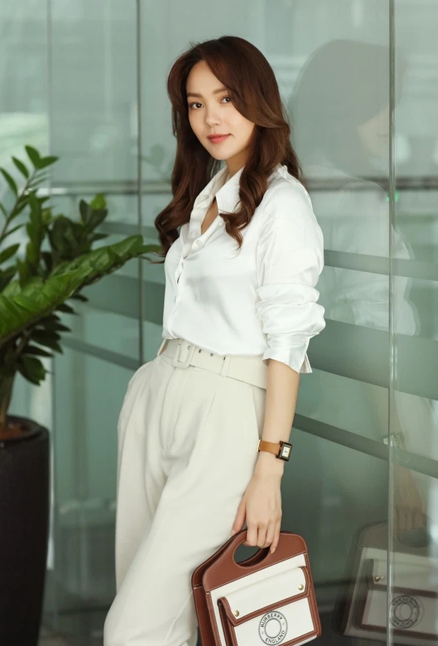 4 mỹ nhân mặc đồ công sở đẹp nhất phim Việt: Huyền Lizzie quá sang nhưng số 2 mới làm bật tính cách nhân vật - Ảnh 15. 4 mỹ nhân mặc đồ công sở đẹp nhất phim Việt: Huyền Lizzie quá sang nhưng số 2 mới làm bật tính cách nhân vật - Ảnh 15.