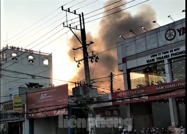 Nhà xưởng rộng hàng nghìn m2 bốc cháy dữ dội kèm tiếng nổ lớn  - Ảnh 1.