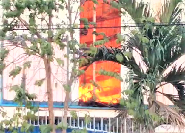 Nhà xưởng rộng hàng nghìn m2 bốc cháy dữ dội kèm tiếng nổ lớn  - Ảnh 2.