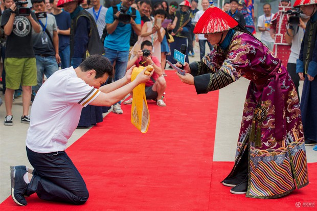 So kè loạt mỹ nhân rực rỡ nhất ngày khai máy phim: Cúc Tịnh Y - Triệu Lệ Dĩnh đụng style cây mai ngày Tết, ai đẹp hơn? - Ảnh 7.