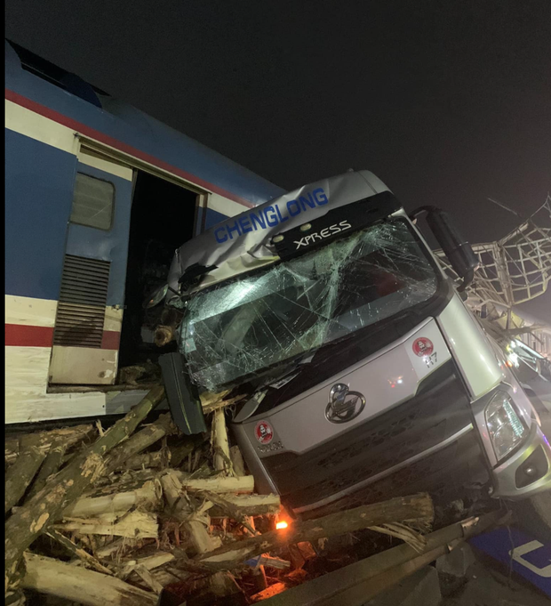 Hiện trường tai nạn tàu khách Bắc-Nam đâm ô tô tải, đầu máy và 1 toa văng khỏi đường ray - Ảnh 4. Hiện trường tai nạn tàu khách Bắc-Nam đâm ô tô tải, đầu máy và 1 toa văng khỏi đường ray - Ảnh 4.