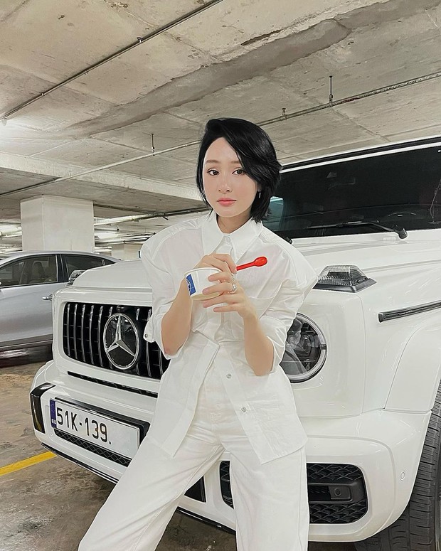 Nữ ca sĩ Vbiz check-in ngày cuối năm với siêu xe 13 tỷ đồng, netizen xuýt xoa vì độ giàu khủng! - Ảnh 2.