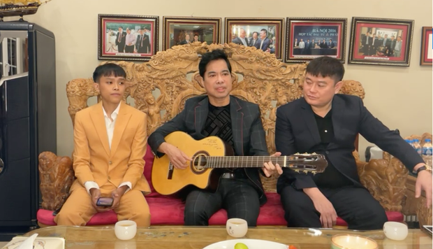 Bắt gặp Hồ Văn Cường mua sắm Tết cùng người thân, luôn mang 1 thứ đồ cũ khiến netizen chạnh lòng - Ảnh 4. Bắt gặp Hồ Văn Cường mua sắm Tết cùng người thân, luôn mang 1 thứ đồ cũ khiến netizen chạnh lòng - Ảnh 4.