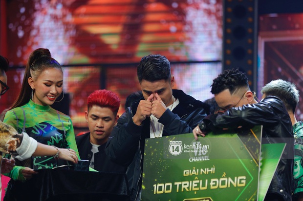 Cùng là Á quân Rap Việt: Blacka ôm chầm lấy Seachains để chia vui, GDucky đượm buồn và tự hô vang tên chính mình - Ảnh 4. Cùng là Á quân Rap Việt: Blacka ôm chầm lấy Seachains để chia vui, GDucky đượm buồn và tự hô vang tên chính mình - Ảnh 4.