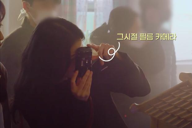 Soi mẫu máy ảnh siêu xinh của Jisoo (BLACKPINK), đóng một bộ phim thôi mà có luôn một kho máy film xịn xò - Ảnh 2.