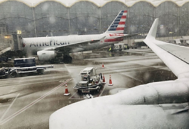 Mỹ hủy gần 5.000 chuyến bay do bão tuyết - Ảnh 1.