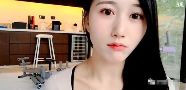 Muốn lên đời nhan sắc bằng dao kéo, nữ streamer ngực khủng liên tục bị người xem công kích với lời lẽ cực kỳ nhạy cảm! - Ảnh 4.