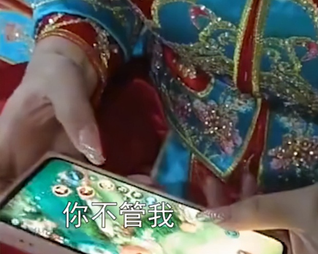 Cô dâu mải miết chơi game trong buổi rước dâu, câu nói phía sau khiến bạn bè mắng thầm:Trẻ trâu! - Ảnh 4.