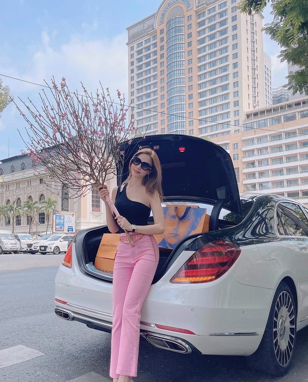 Sao Vbiz rộn ràng ngày cuối năm: Mỹ Tâm lộ diện giữa nghi vấn mang rể về cho mẹ, Lan Ngọc kè kè bên trai lạ nào thế này? - Ảnh 9. Sao Vbiz rộn ràng ngày cuối năm: Mỹ Tâm lộ diện giữa nghi vấn mang rể về cho mẹ, Lan Ngọc kè kè bên trai lạ nào thế này? - Ảnh 9.