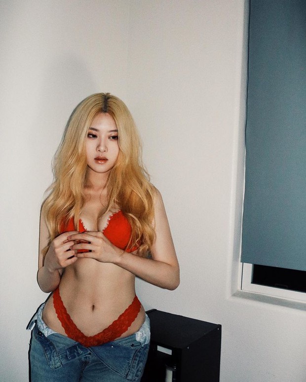 Cuối năm Rosé lại mặc nội y khoe ngực bạo thế, chuyện gì đây? - Ảnh 2. Cuối năm Rosé lại mặc nội y khoe ngực bạo thế, chuyện gì đây? - Ảnh 2.