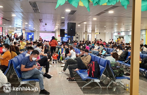 Nỗi ám ảnh chiều 29 Tết ở sân bay Tân Sơn Nhất: Hàng ngàn người mỏi mệt, nằm ngủ vật vờ đợi về quê - Ảnh 6. Nỗi ám ảnh chiều 29 Tết ở sân bay Tân Sơn Nhất: Hàng ngàn người mỏi mệt, nằm ngủ vật vờ đợi về quê - Ảnh 6.