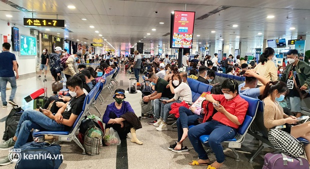 Nỗi ám ảnh chiều 29 Tết ở sân bay Tân Sơn Nhất: Hàng ngàn người mỏi mệt, nằm ngủ vật vờ đợi về quê - Ảnh 3. Nỗi ám ảnh chiều 29 Tết ở sân bay Tân Sơn Nhất: Hàng ngàn người mỏi mệt, nằm ngủ vật vờ đợi về quê - Ảnh 3.