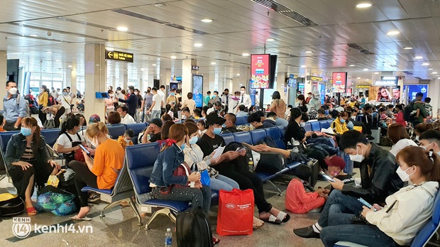 Nỗi ám ảnh chiều 29 Tết ở sân bay Tân Sơn Nhất: Hàng ngàn người mỏi mệt, nằm ngủ vật vờ đợi về quê - Ảnh 4. Nỗi ám ảnh chiều 29 Tết ở sân bay Tân Sơn Nhất: Hàng ngàn người mỏi mệt, nằm ngủ vật vờ đợi về quê - Ảnh 4.