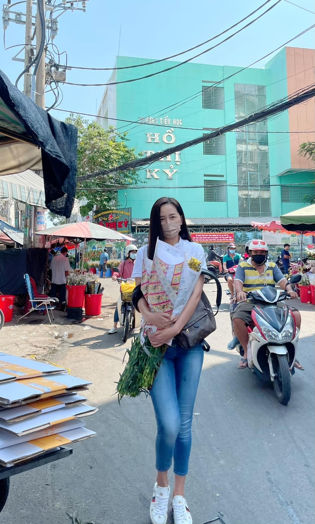 Sao Vbiz rộn ràng chiều cuối năm: Hà Tăng, Đặng Thu Thảo diện áo dài khoe sắc, Mai Phương Thuý xuống phố mua hoa Tết - Ảnh 4. Sao Vbiz rộn ràng chiều cuối năm: Hà Tăng, Đặng Thu Thảo diện áo dài khoe sắc, Mai Phương Thuý xuống phố mua hoa Tết - Ảnh 4.