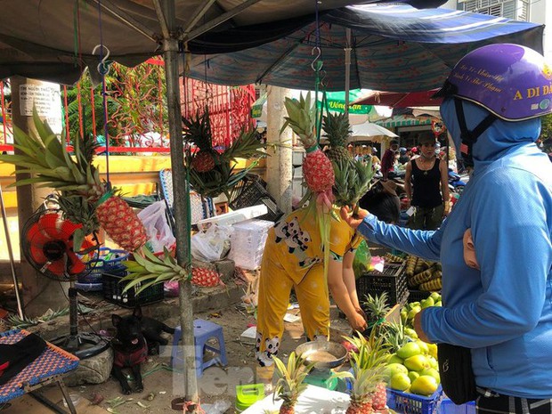 Trái cây ngũ quả giá chát ngày cuối năm, khách hàng chẳng dám mua nhiều - Ảnh 1. Trái cây ngũ quả giá chát ngày cuối năm, khách hàng chẳng dám mua nhiều - Ảnh 1.