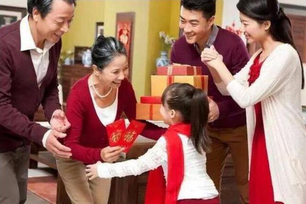 Bà ơi, sao em trai được 3,5 triệu mà cháu chỉ được 1,5 triệu - Bé gái khóc nức nở khi được mừng tuổi rồi nhận phản ứng đau lòng từ người lớn - Ảnh 1. Bà ơi, sao em trai được 3,5 triệu mà cháu chỉ được 1,5 triệu - Bé gái khóc nức nở khi được mừng tuổi rồi nhận phản ứng đau lòng từ người lớn - Ảnh 1.