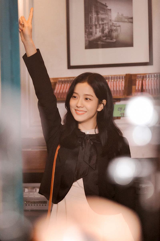 Táo Quân 2022 bất ngờ gợi nhắc bi kịch của Jisoo (BLACKPINK) ở Snowdrop, thế nào mà khán giả khóc nghẹn? - Ảnh 2.