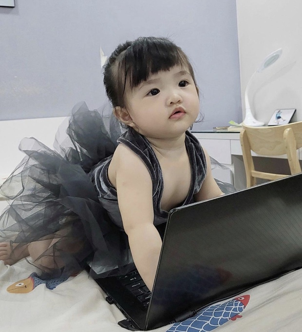 Ái nữ nhà Đông Nhi chăm chỉ học online, outfit công chúa chặt chém khiến dân tình xỉu ngang! - Ảnh 5. Ái nữ nhà Đông Nhi chăm chỉ học online, outfit công chúa chặt chém khiến dân tình xỉu ngang! - Ảnh 5.