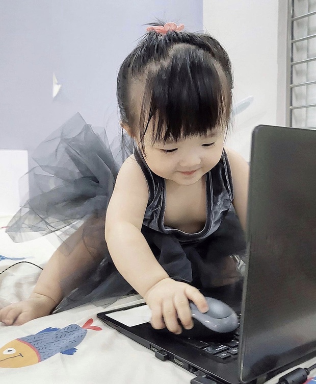 Ái nữ nhà Đông Nhi chăm chỉ học online, outfit công chúa chặt chém khiến dân tình xỉu ngang! - Ảnh 3. Ái nữ nhà Đông Nhi chăm chỉ học online, outfit công chúa chặt chém khiến dân tình xỉu ngang! - Ảnh 3.